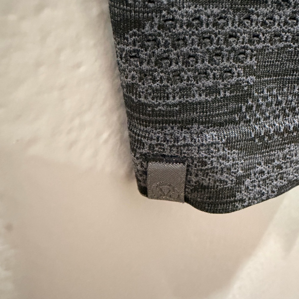 Lululemon Athletica Charcoal Patterned Short Sleeve Top size 10 - Picture 3 of 4
